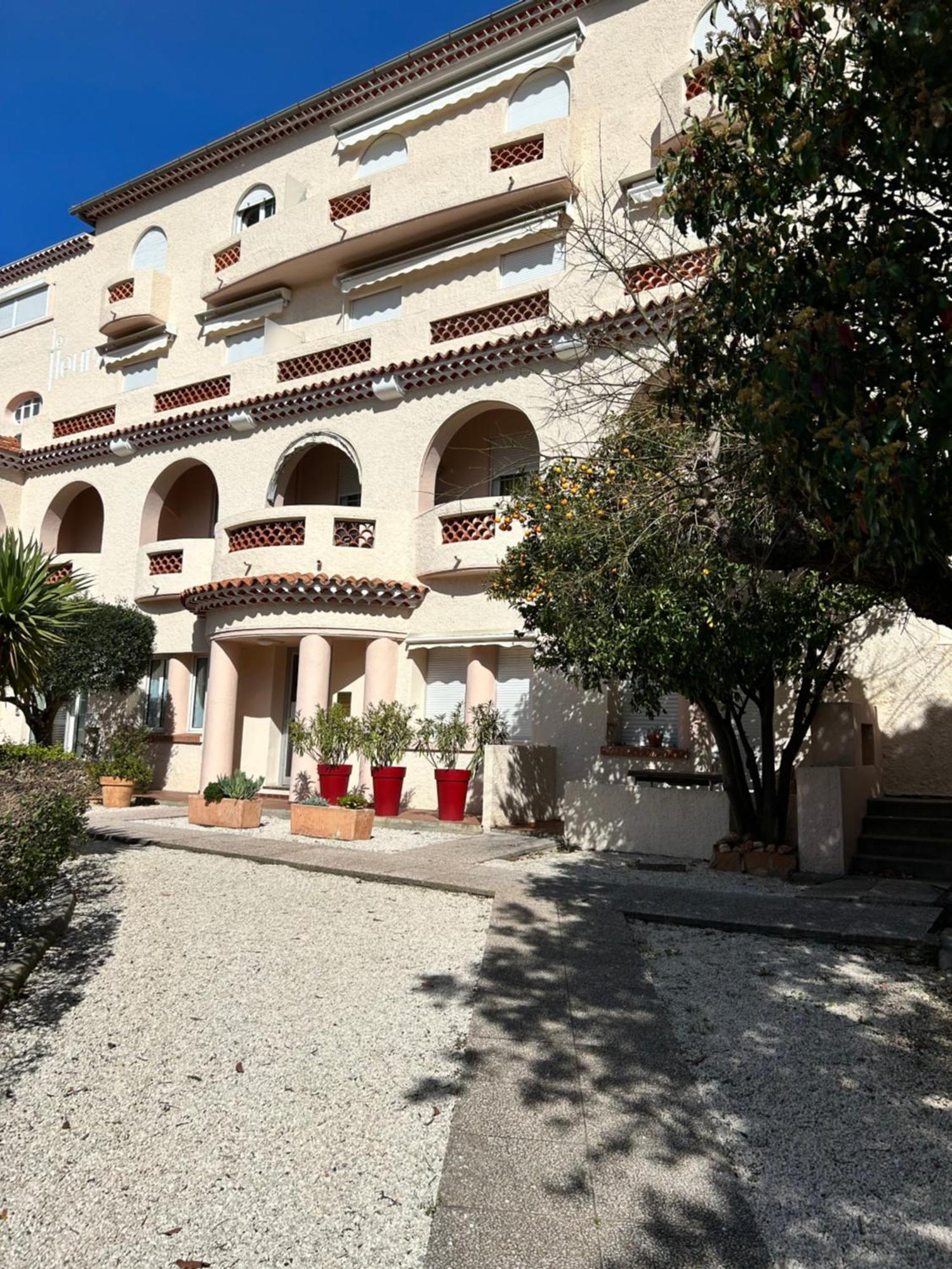 Apartment Agreable Renove Avec Place De Parking Bandol